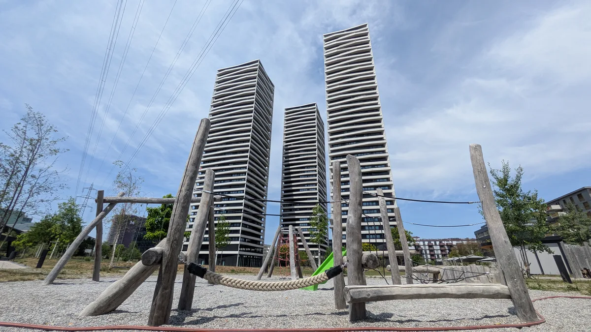 Der Spielplatz unterhalb der Three-Point-Türme ist nicht sonderlich originell, aber man nimmt, was man bekommt. Impressionen aus einem Park.